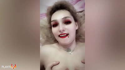 Ivan Helsing sert seksi bir vampir sikikleri ve kıçına geliyor